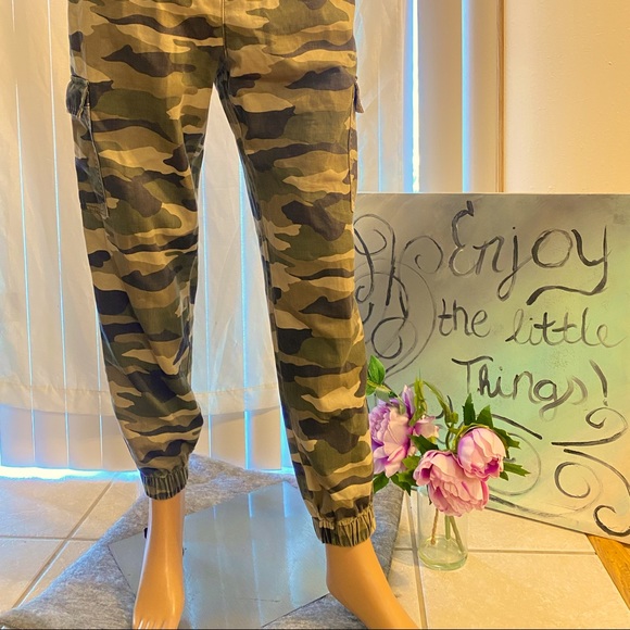 ** Billie Eilish merch** Camouflage Joggers from H&M. - Picture 6 of 11